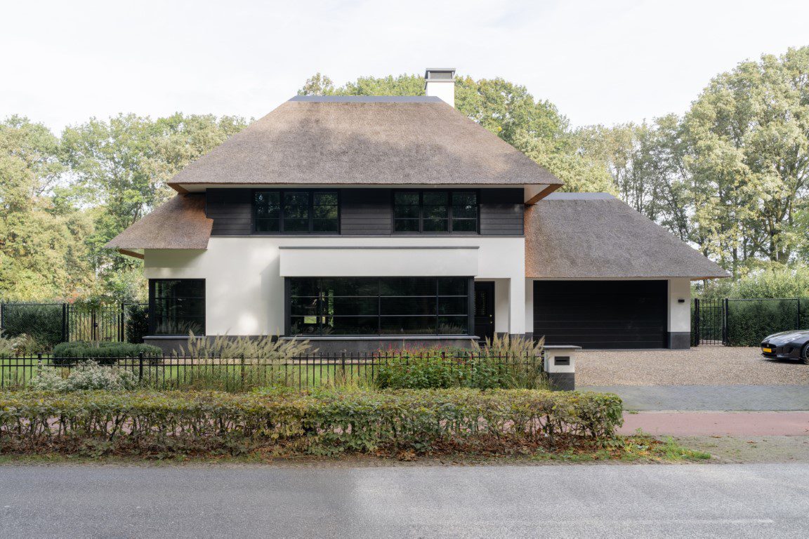 Luxe villa met rieten dak